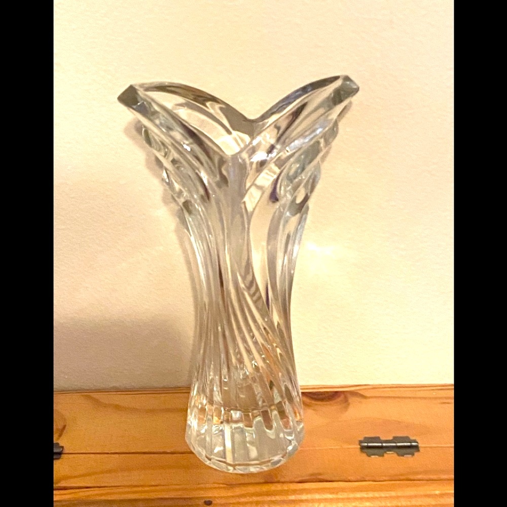 🎉HP🎉Heavy Swirled Clear Glass Tulip Rim Vase - Picture 8 of 8